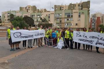 Los afectados por el retraso en el pago de las nóminas municipales exigen cobrar (Foto TA)
